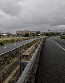 Imagen secundaria 2 - Arriba, recreación del proyecto previsto. A la derecha, abajo, carriles de la variante. Se accederá por el que está a la izquierda de la imagen. En la otra fotografía, terrenos en los que se ubicará el parque de medianas.