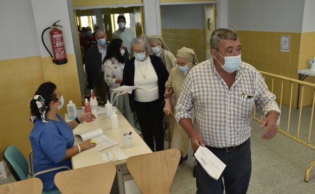 Algunos de los mayores que este lunes recibieron la tercera dosis de la covid en Badajoz.