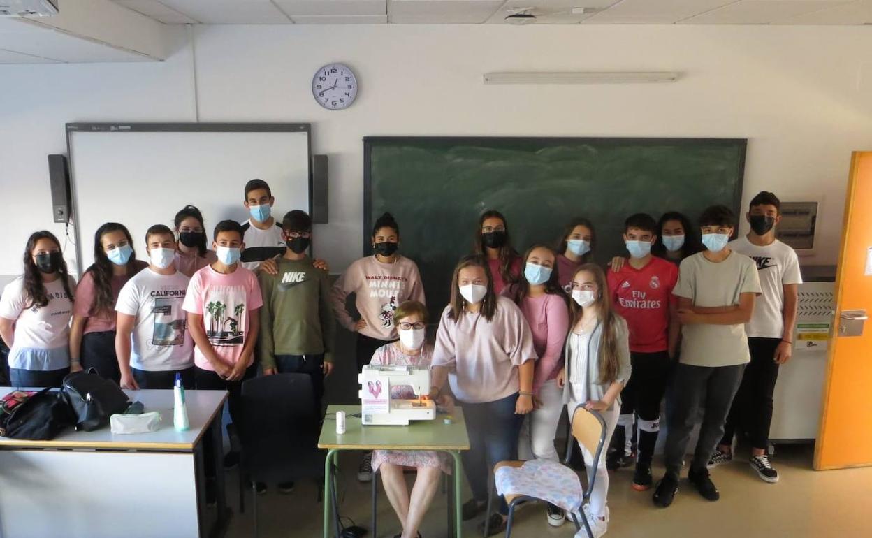 Alumnos del IESO Vicente Ferrer elaborando esta mañana las almohadas terapeúticas
