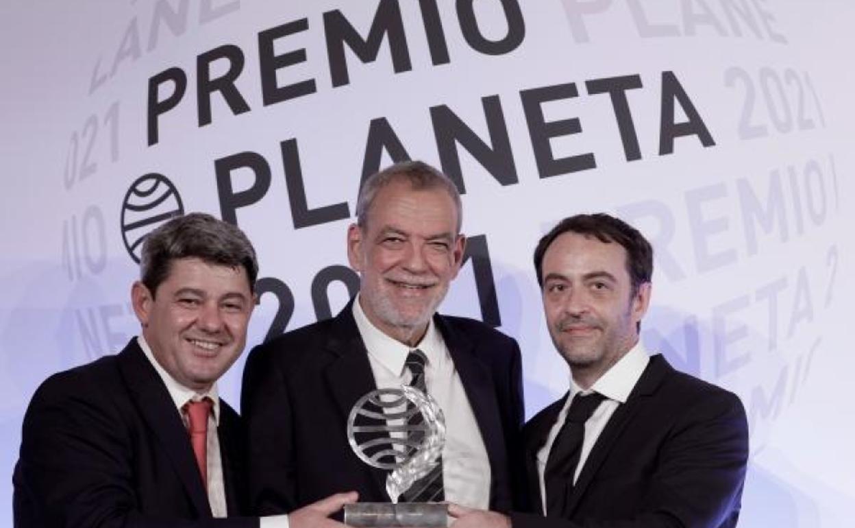 Antonio Mercero, Jorge Díaz y Agustín Martínez, autores de la novela «La Bestia» presentado bajo el seudónimo de Carmen Mola