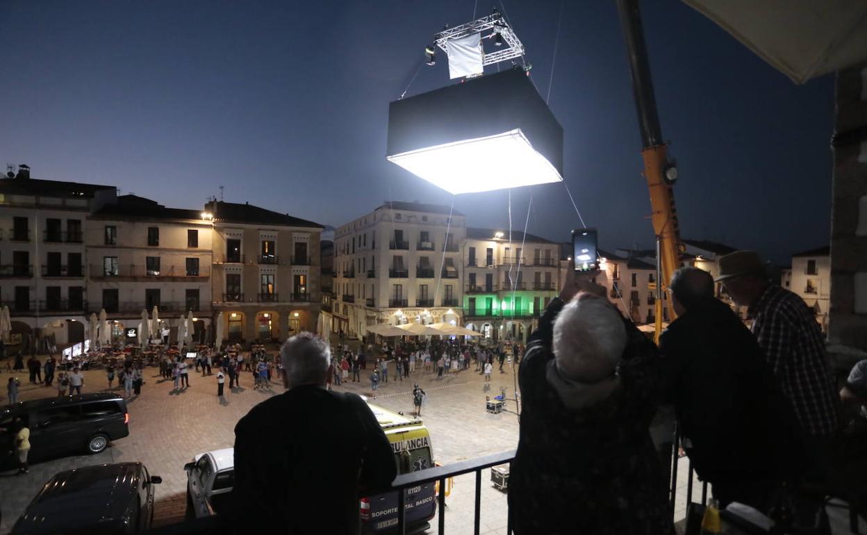 Traslado de un foco gigante, este miércoles por la tarde, desde la Plaza Mayor a la Ciudad Monumental. 