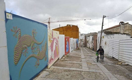 Estado de los murales pintados en el Casco Antiguo en una foto de 2020. 