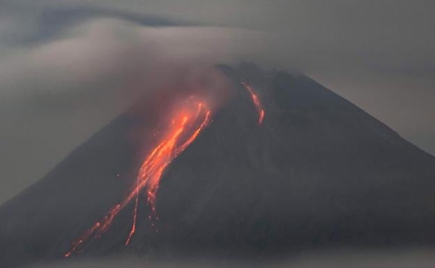 El volcán Cumbre Vieja sigue emitiendo lava. 