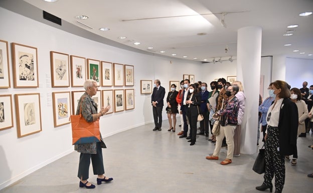 La directora del Museo ABC, Inmaculada Corcho, explicando la exposición 'Dibujantas', inaugurada esta mañana en el MEIAC. 