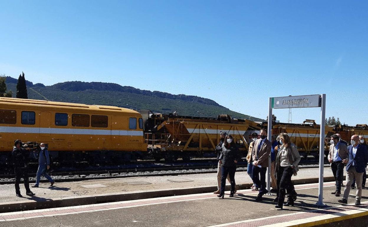 Responsables de Adif visitan la estación de Almorchón, en la línea de Ciudad Real, tras las mejoras realizadas este año. 