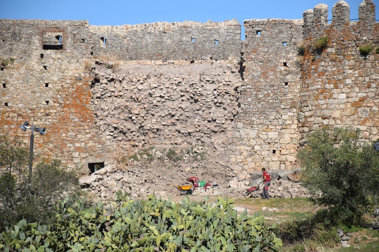 Las obras del tramo caído de la muralla ya han comenzado. 