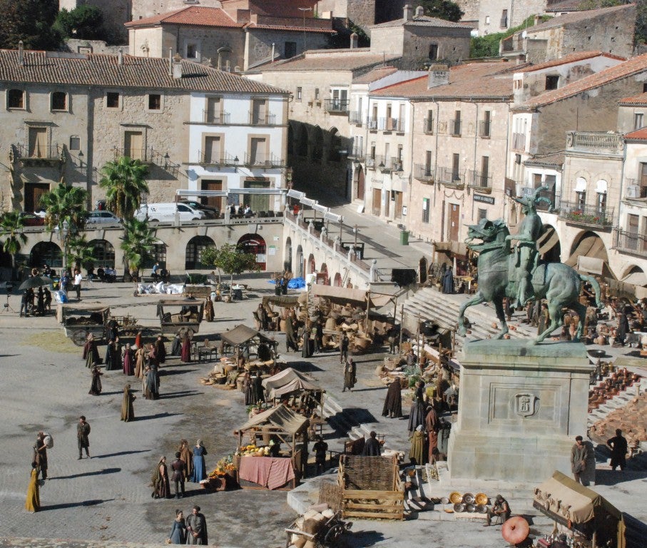 Fotos: &#039;La casa del dragón&#039; cierra la plaza Mayor de Trujillo