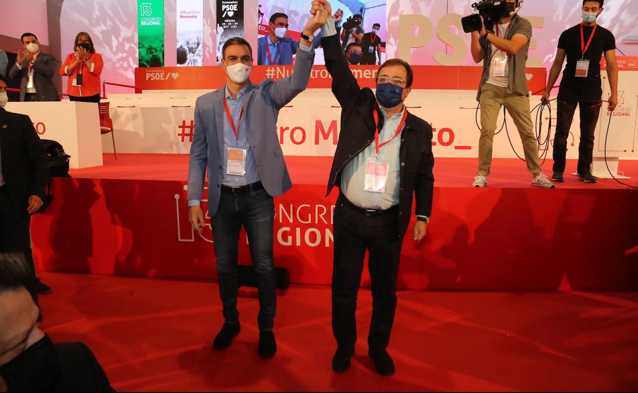 Pedro Sánchez y Guillermo Fernández Vara, en la clausura esta mañana del 13º congreso regional del PSOE en Mérida. 