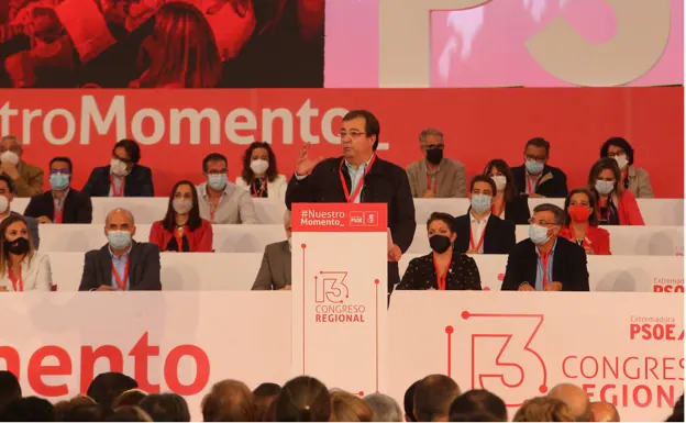 Fernández Vara, en su discurso. Al fondo, parte de la nueva Ejecutiva socialista. 
