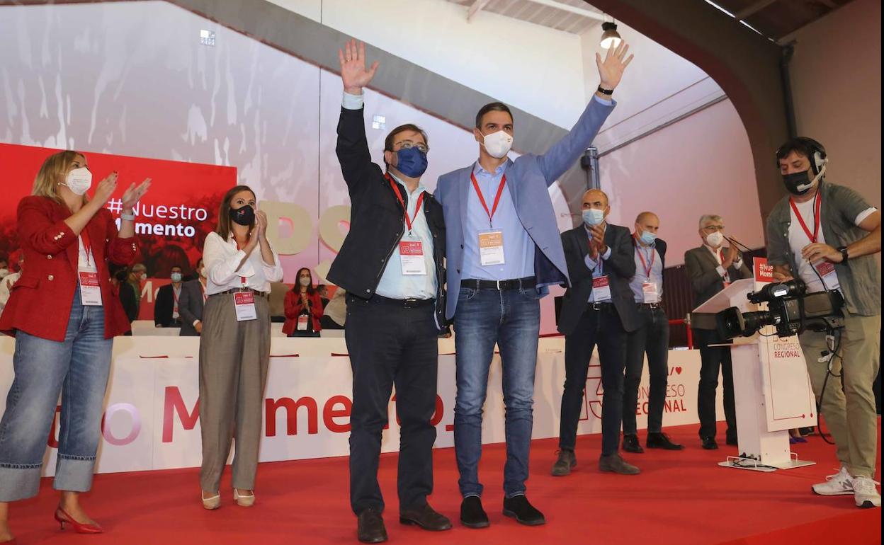Sánchez y Fernández Vara saludan a los asistentes al 13º congreso socialista. Blanca Martín y Lara Garlito aparecen a la izquierda de Vara. A la derecha de Pedro Sánchez, Juan Ramón Ferreira, Pedro Noriega y Valentín García. 