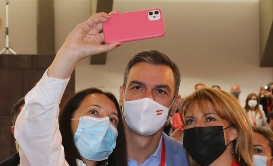 Sánchez se hace una foto con dos asistentes al congreso regional del PSOE en Mérida.