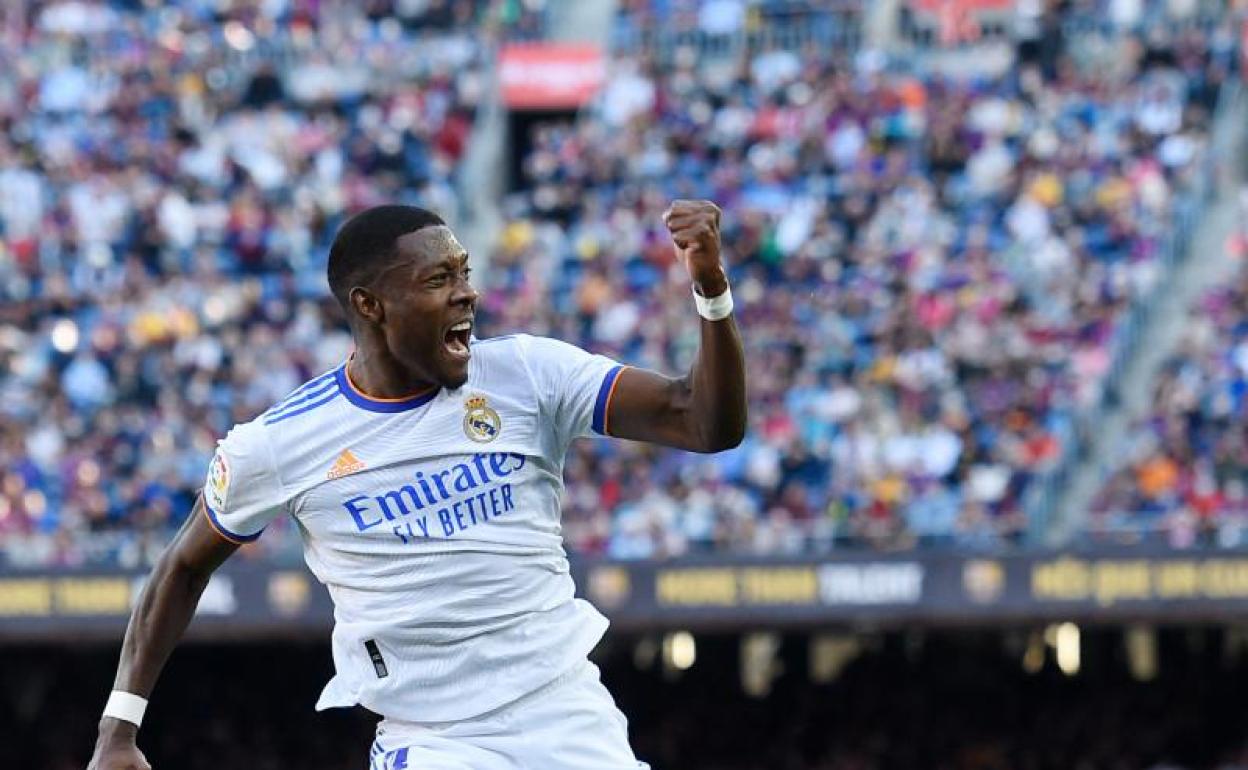 David Alaba celebra su gol contra el Barça. 