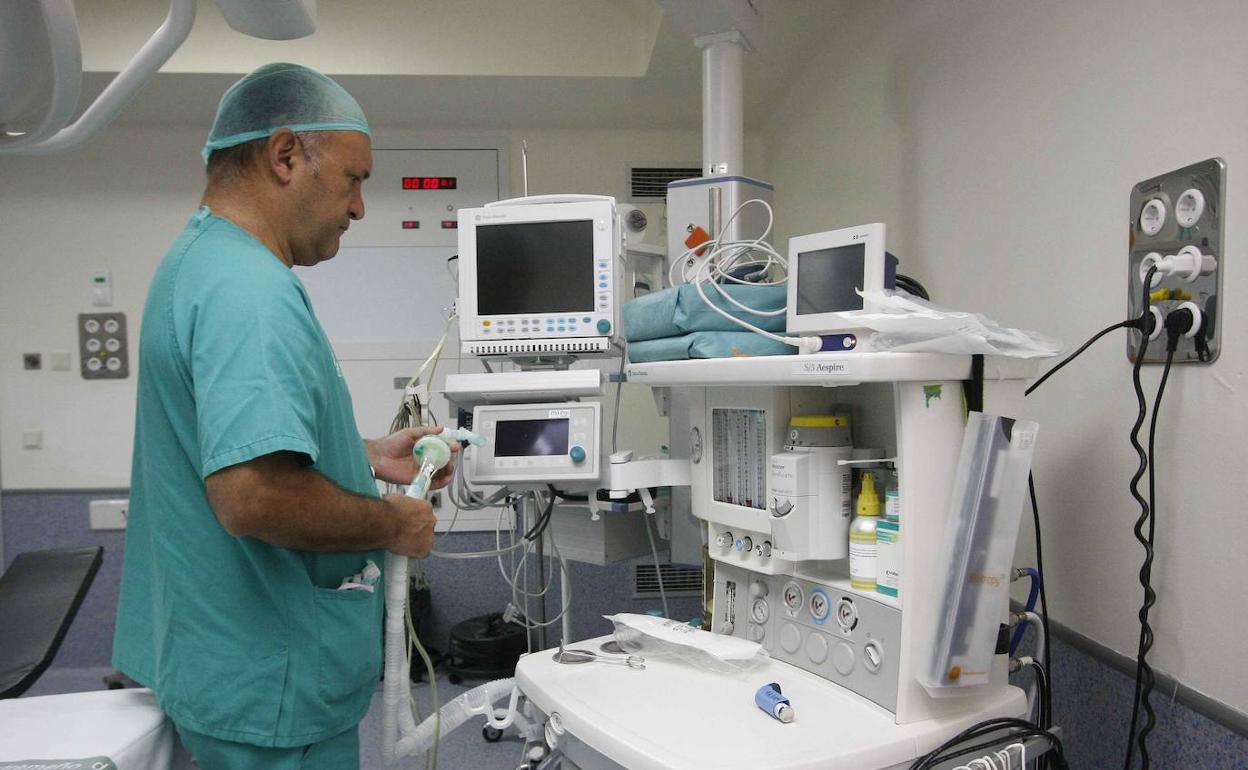 Imagen de archivo de un anestesista en un quirófano de Mérida. 