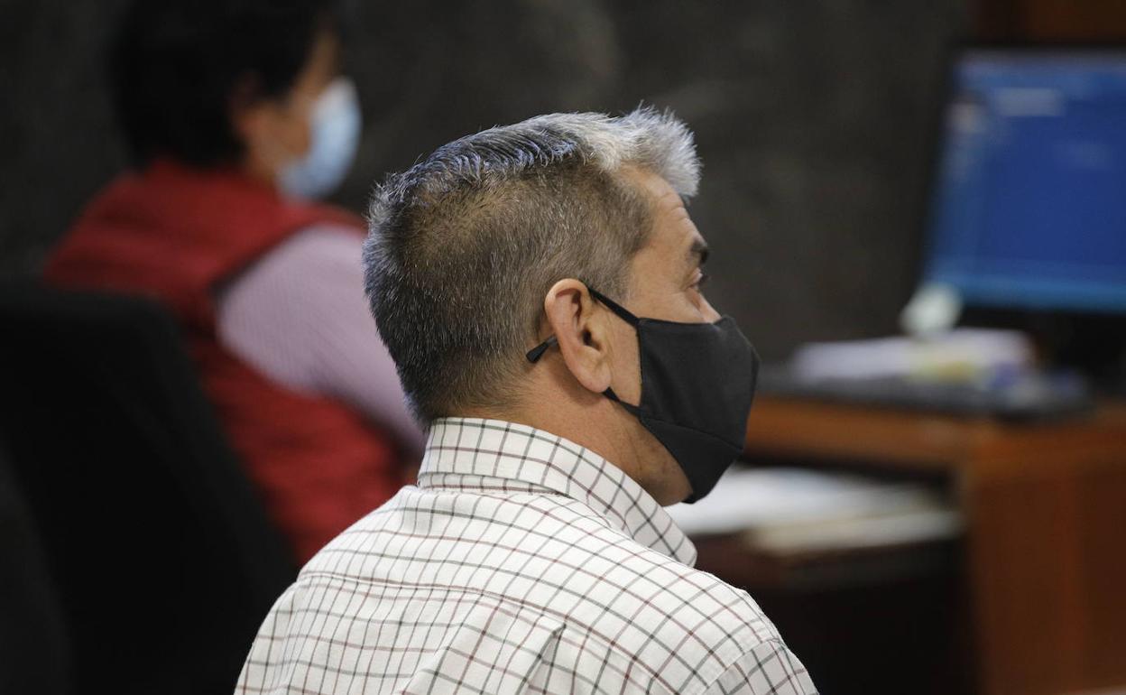 El acusado durante el juicio. 