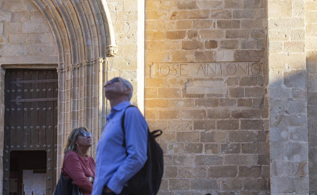 Inscripción dedicada a José Antonio Primo de Rivera en la Concatedral de Santa María. 