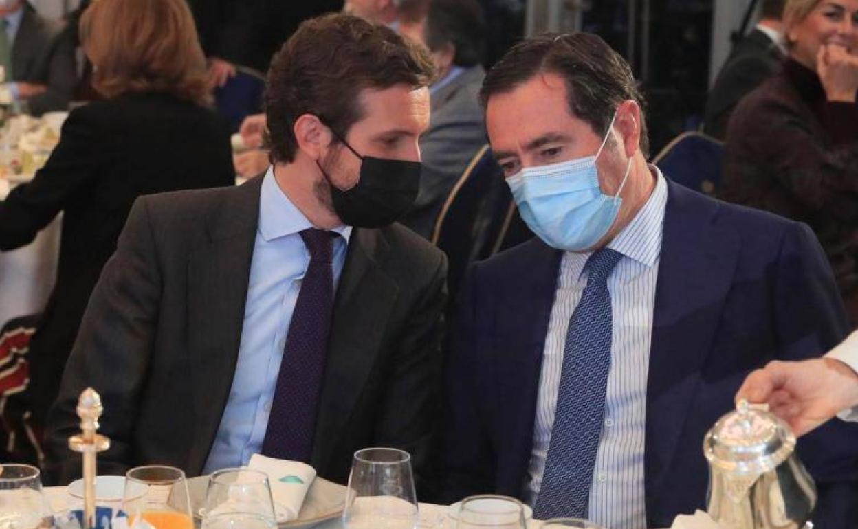 El líder del PP, Pablo Casado, junto al presidente de la CEOE, Antonio Garamentdi.