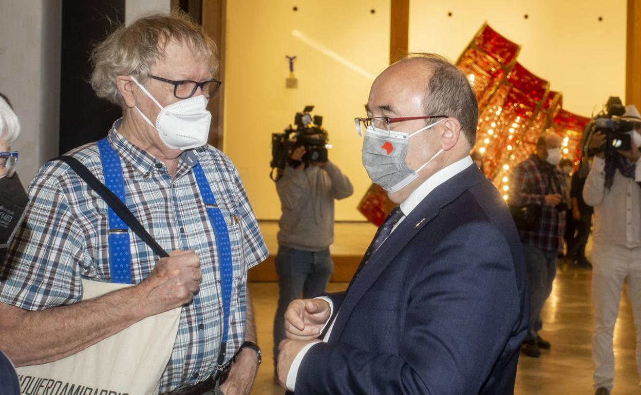 Iceta, a la derecha, coincidió este miércoles con el hispanista Ian Gibson en el museo Helga de Alvear en Cáceres.