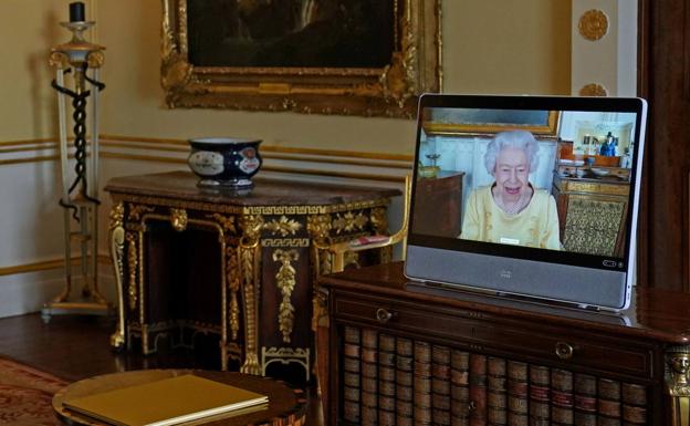 La reina Isabel II celebró este martes audiencias virtuales.