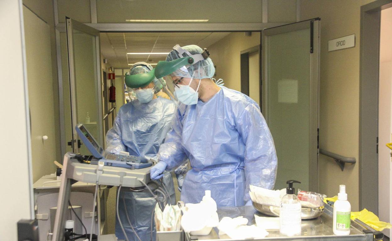 Sanitarios en mayo de 2020 en una de las plantas del hospital San Pedro de Alcántara de Cáceres.