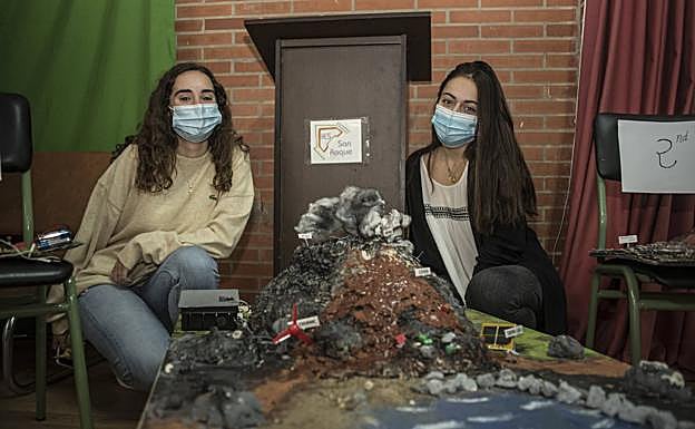 Andrea García y Carla Díaz con la maqueta que ha ganado el concurso.