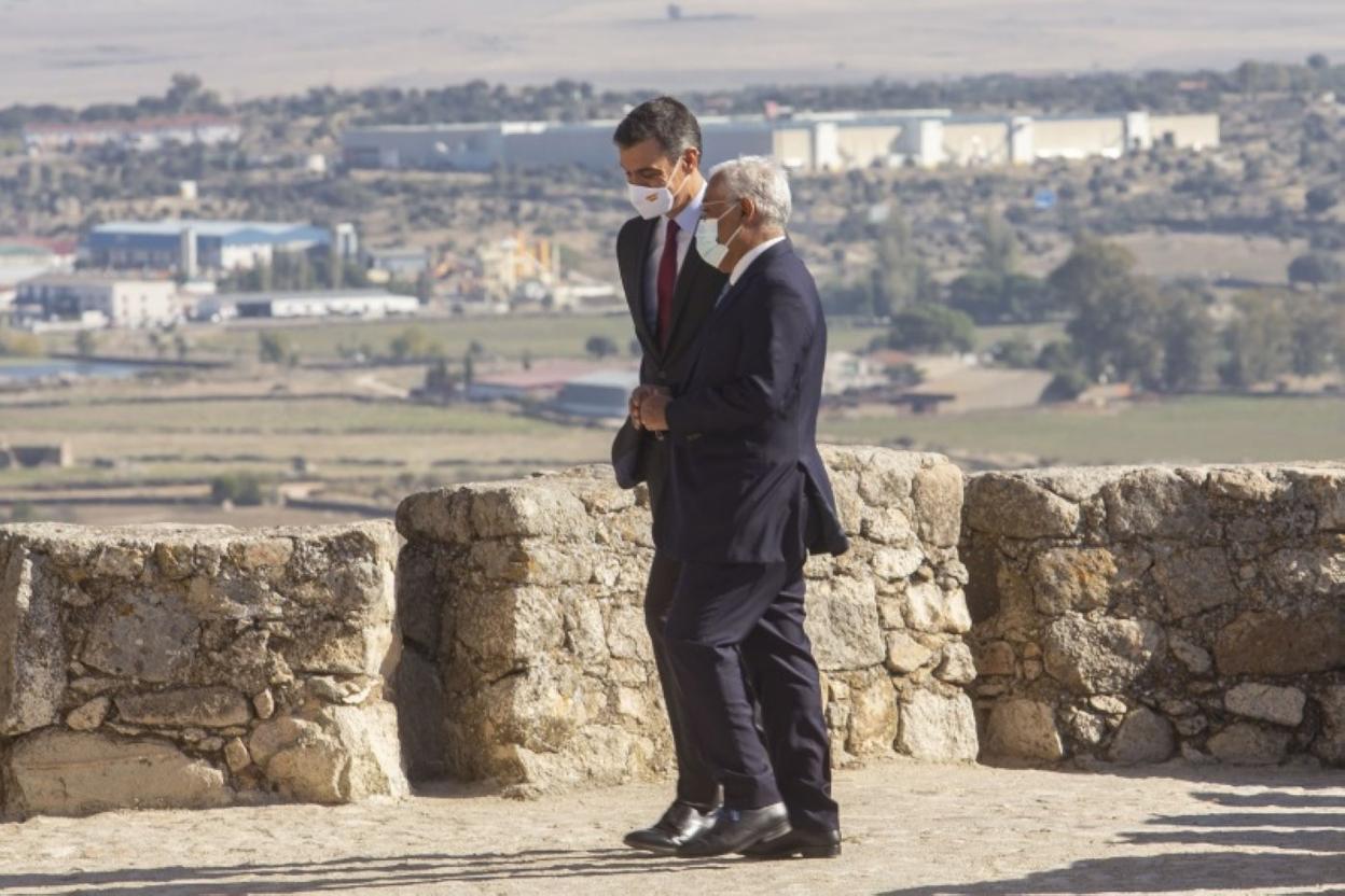 Pedro Sánchez y Antonio Costa el pasado jueves en el castillo de Trujillo. 