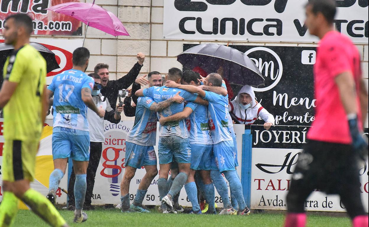 La plantilla del Coria celebra el tanto de Mahíllo ante el Ceuta el pasado domingo. 