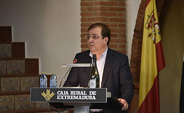 Guillermo Fernandez Vara durante la rueda de prensa de los Premios Espiga, junto a la botella de cava Puerta Palma que ha obtenido el Premio Gran Espiga.