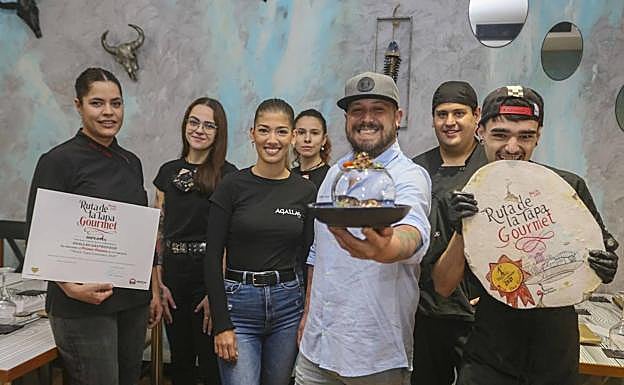 El cocinero Antonio Falcón con la mejor tapa gourmet según el jurado y su equipo de Agallas. 