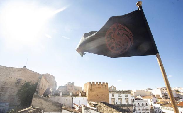 Banderas Targaryen en la fachada del Ayuntamiento. 