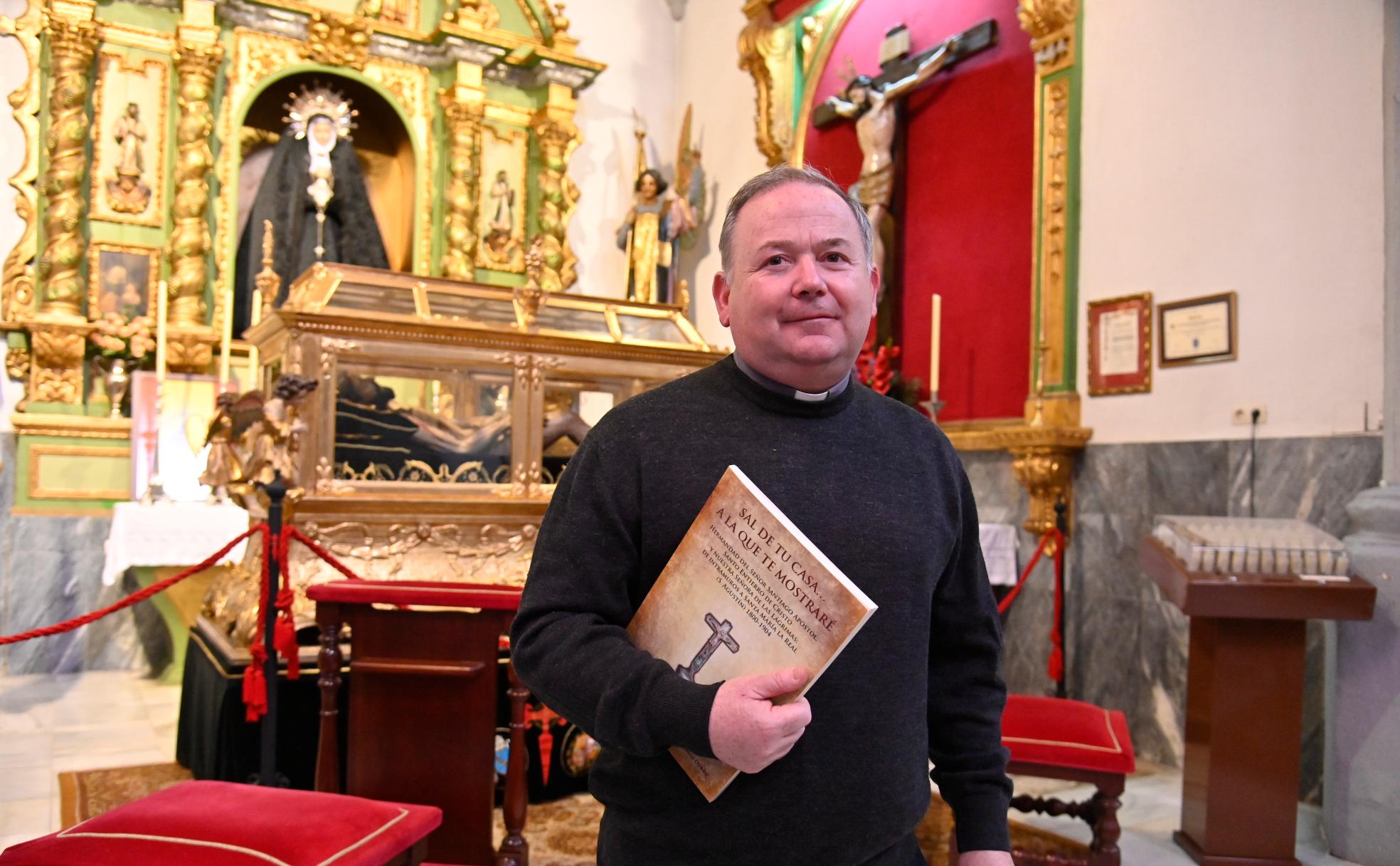 Manuel Ruiz, párroco de San Agustín, con su libro en la 