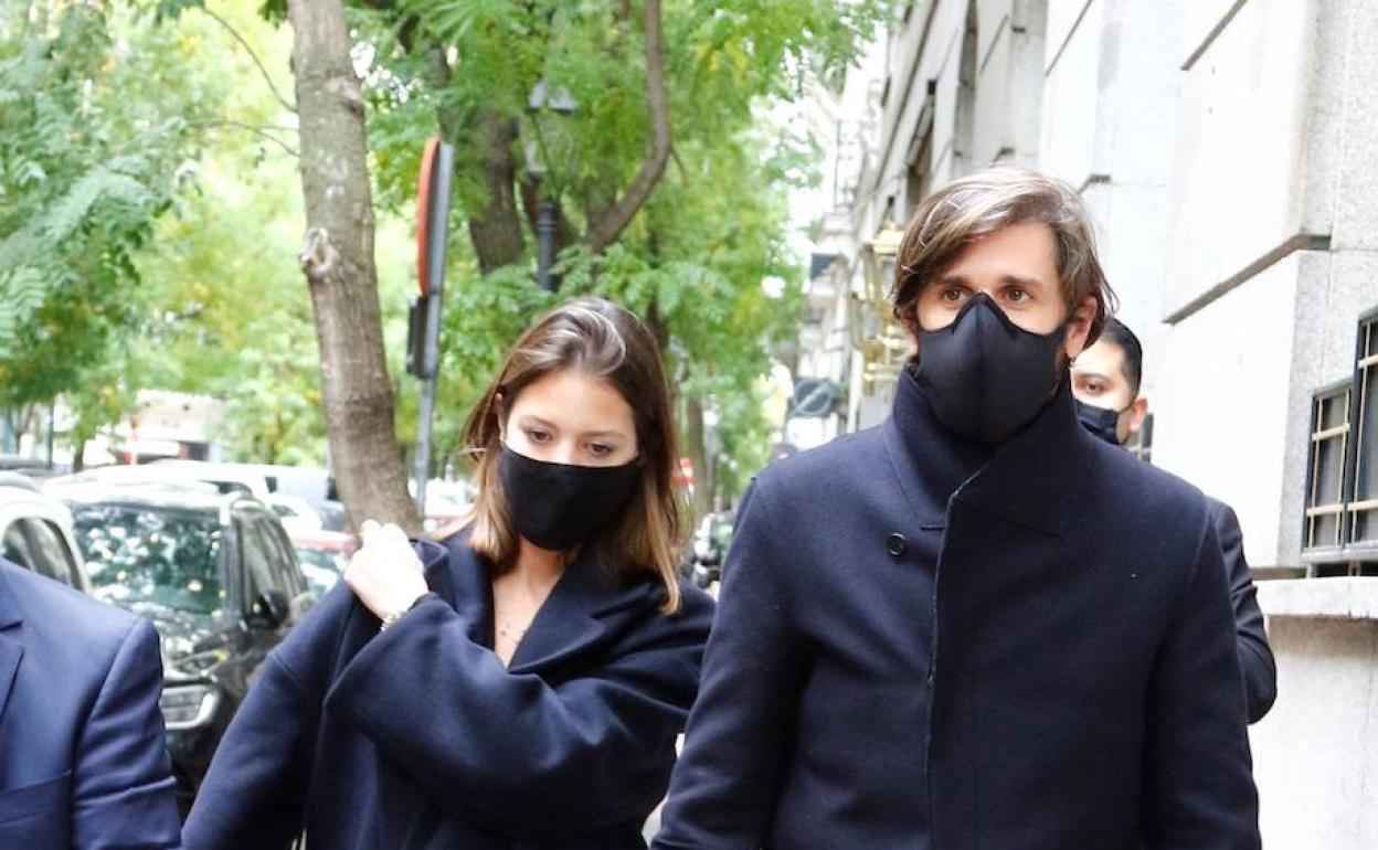 Isabelle Junot y Álvaro Falcó salen de un restaurante, en Madrid. J. Hernando 