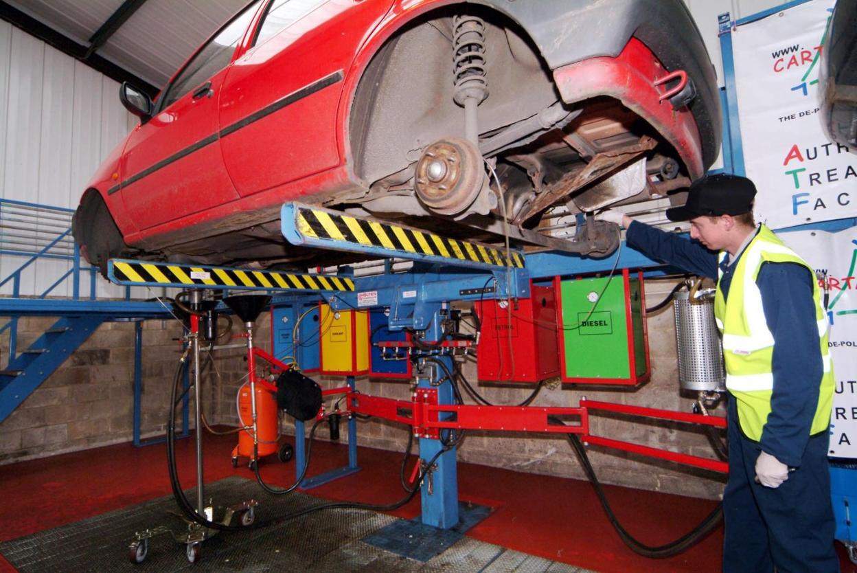 Revisión previa a la ITV realizada en un taller. POLO