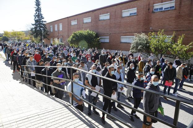 Los alumnos organizados en filas para someterse a una PCR a su llegada a las instalaciones del Cefot, ayer. 