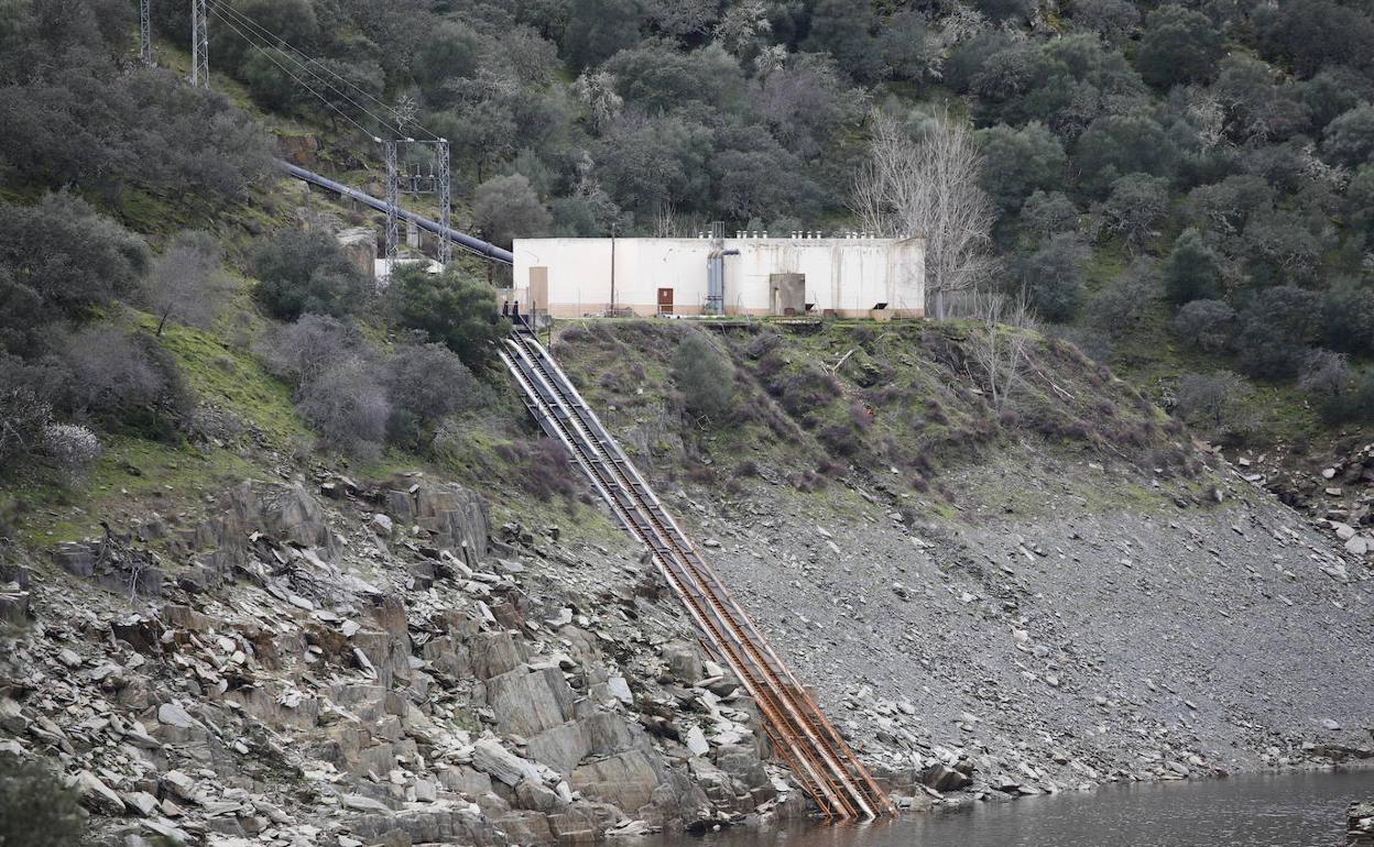 Imagen de las tomas del trasvase en el río Almonte. 