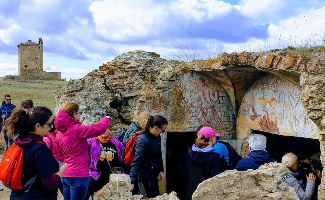 La asociación Natura 2000 organiza rutas senderistas para conocer el  patrimonio de los alrededores de Cáceres 