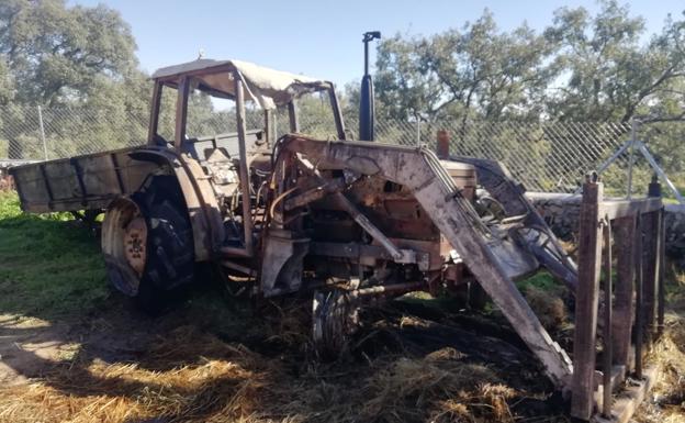 Imagen. Tractor afectado por las llamas.