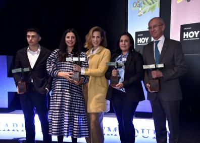 Imagen secundaria 1 - Los premiados durante la gala y la directora de HOY, Manuela Martín, durante su discurso.