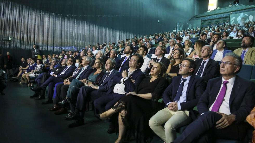 Autoridades y directivos de HOY durante la entrega de las encinas cúbicas. 