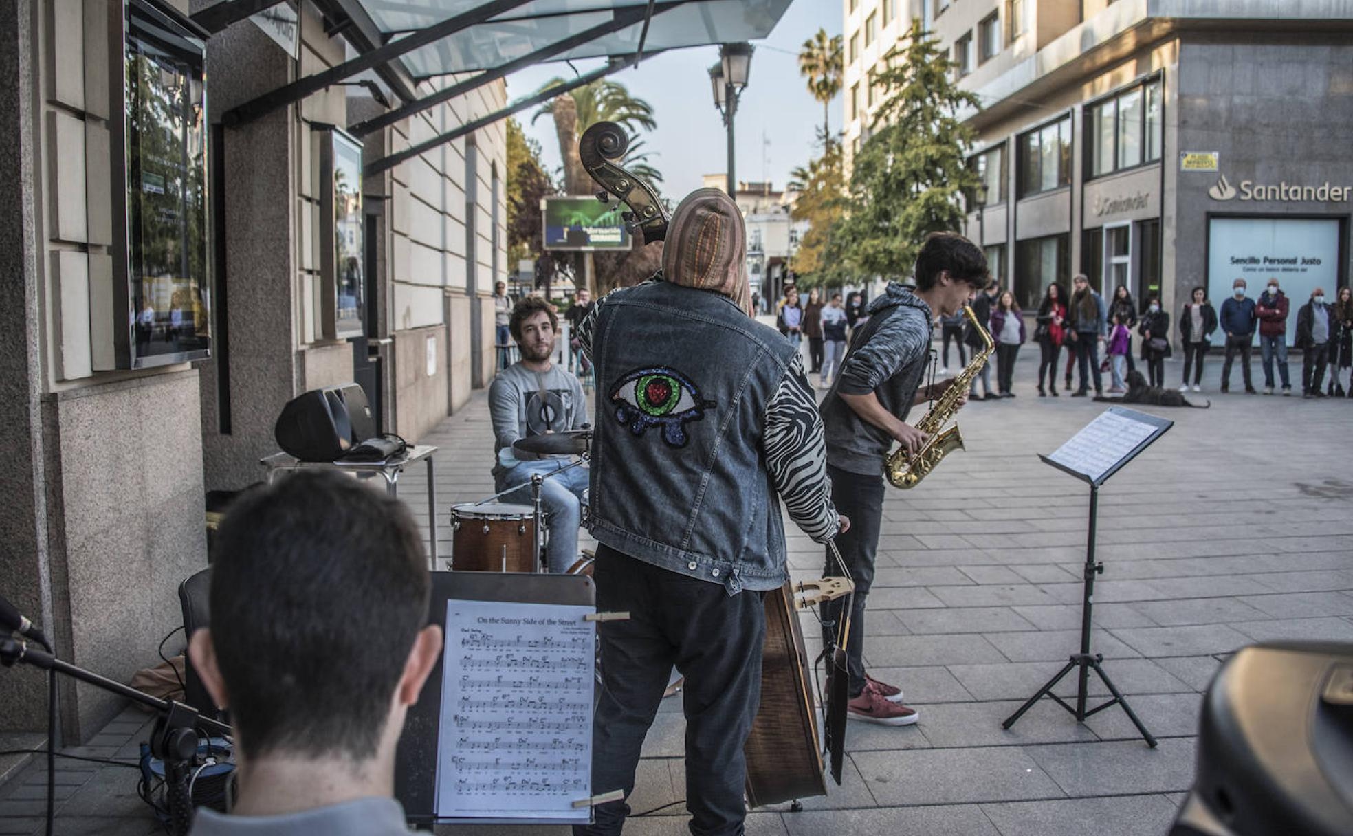 Alumnos del conservatorio tocando jazz en la calle. 