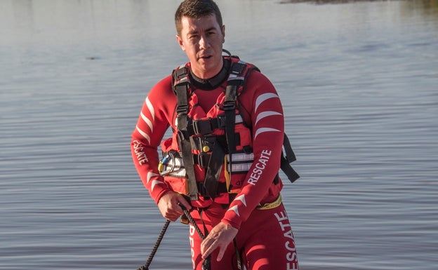 Daniel preparando la zodiac para meterla en el Guadiana. 