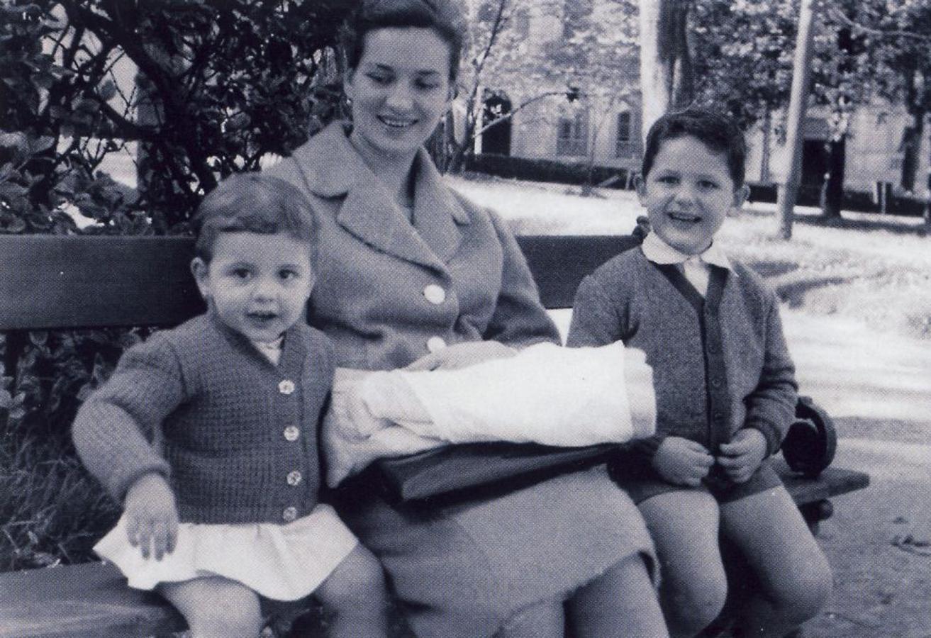 Olga Brey, prima de María Brey, con sus hijos pequeños Mercedes y Mariano.