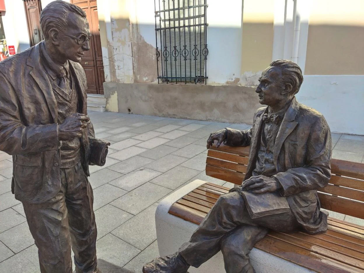 Escultura inaugurada de Luis Chamizo (sentado) y Eugenio Frutos. 
