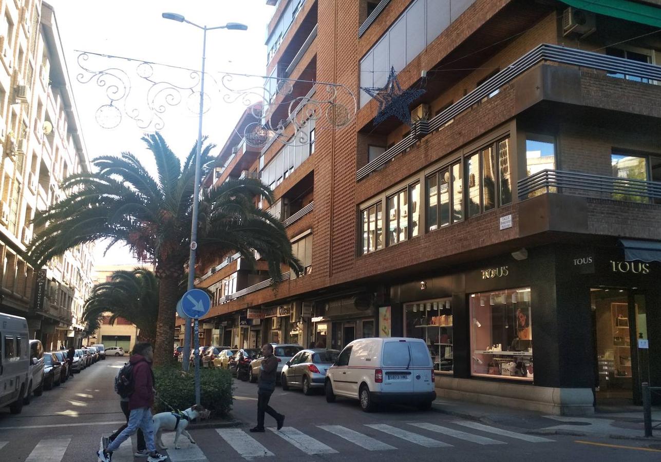 La calle Antonio Rodríguez-Moñino en Cáceres, que desemboca en la avenida de España. En ninguna placa figura que fuera miembro de la Real Academia Española de la Lengua. 