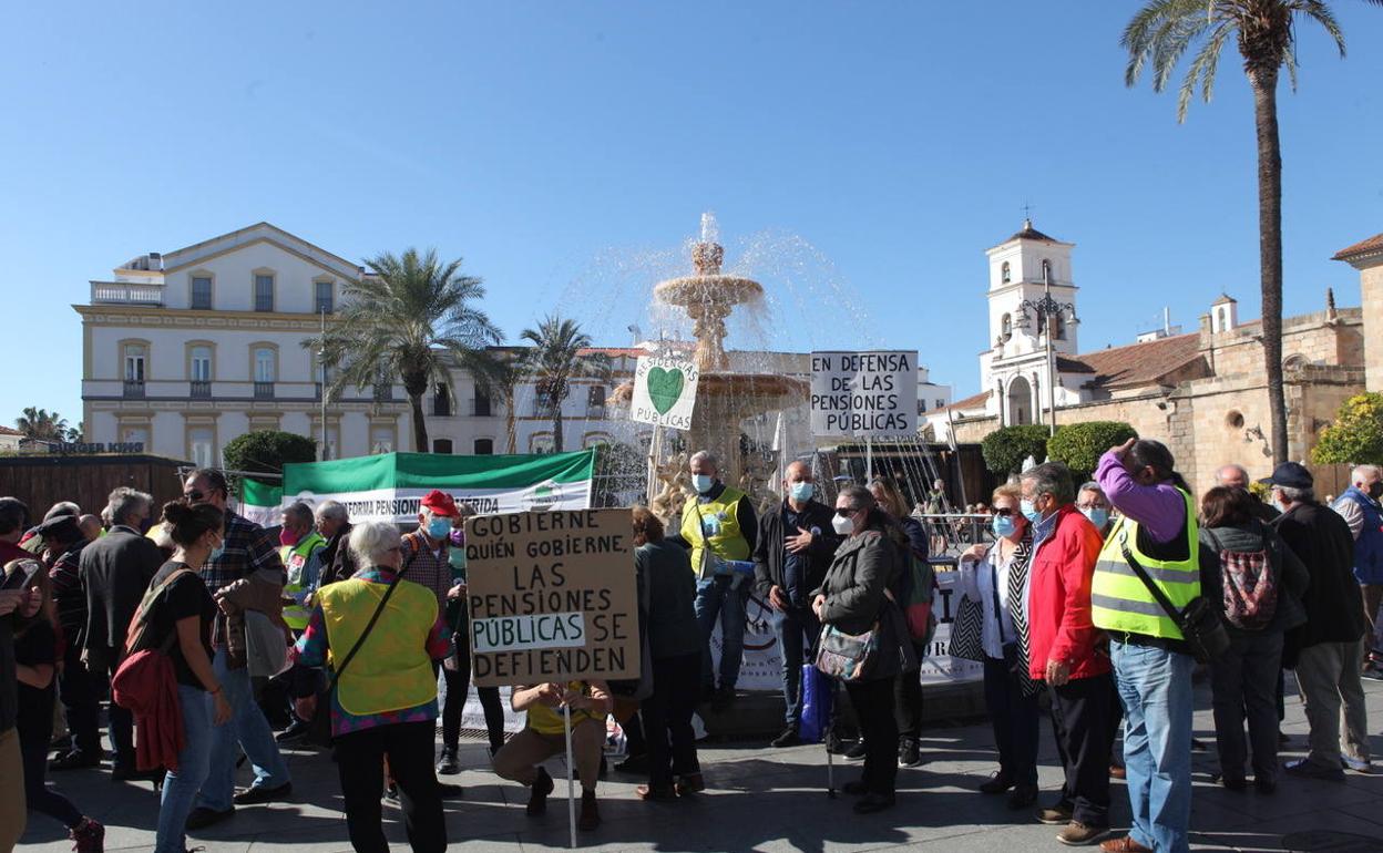 Manifestantes participando en la concentración que ha tenido lugar en la mañana de este sábado en Mérida. 