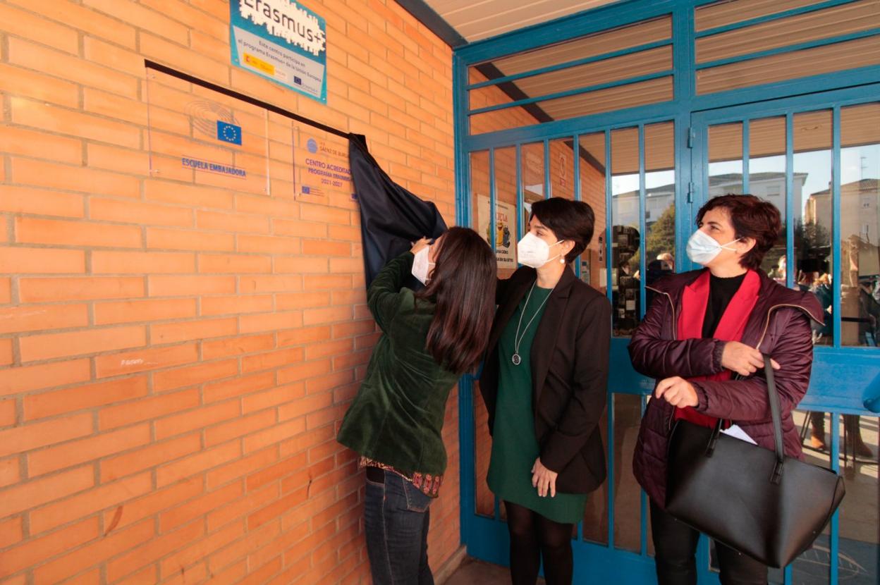 Descubrimiento de la placa en la puerta del instituto. 