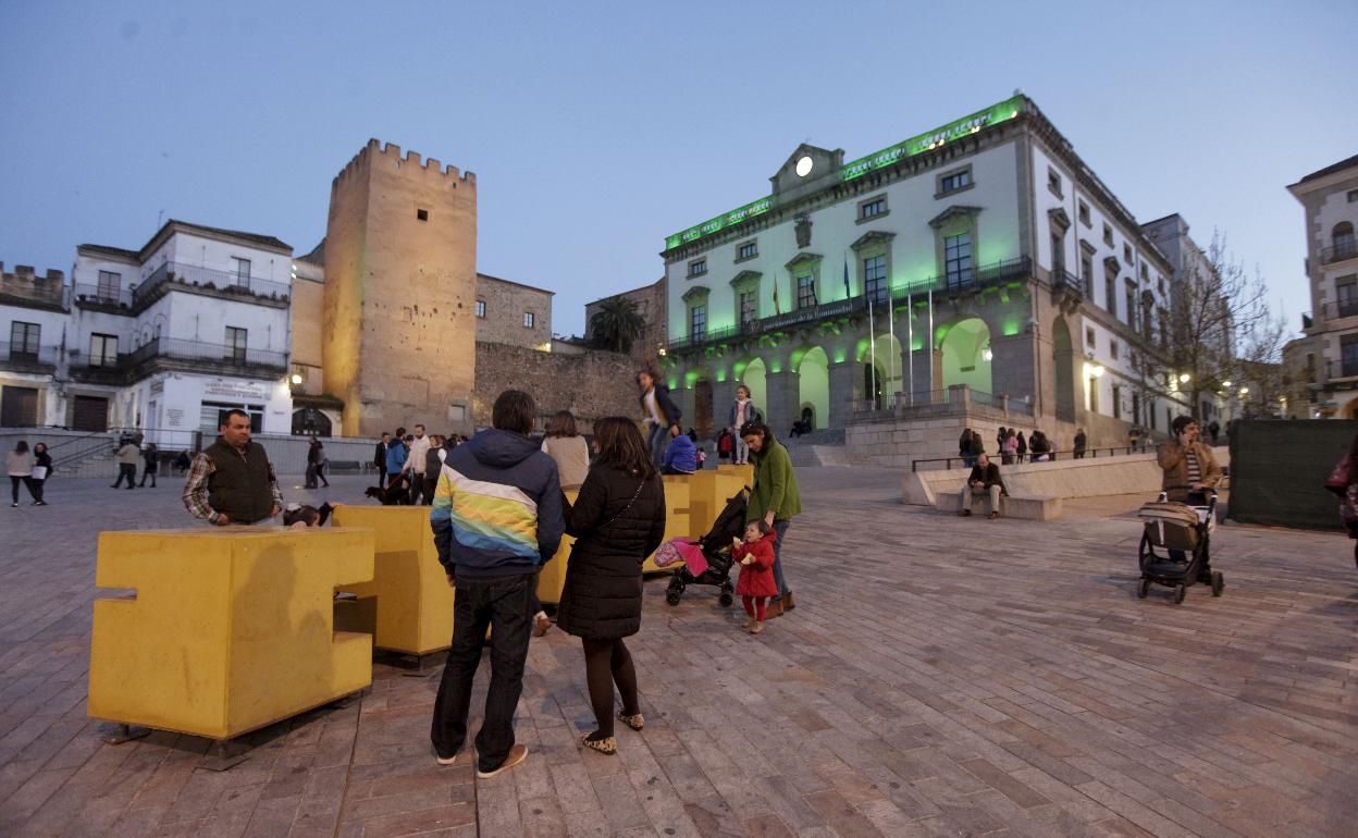 Fachada del Ayuntamiento iluminada de color verde por San Patricio. 