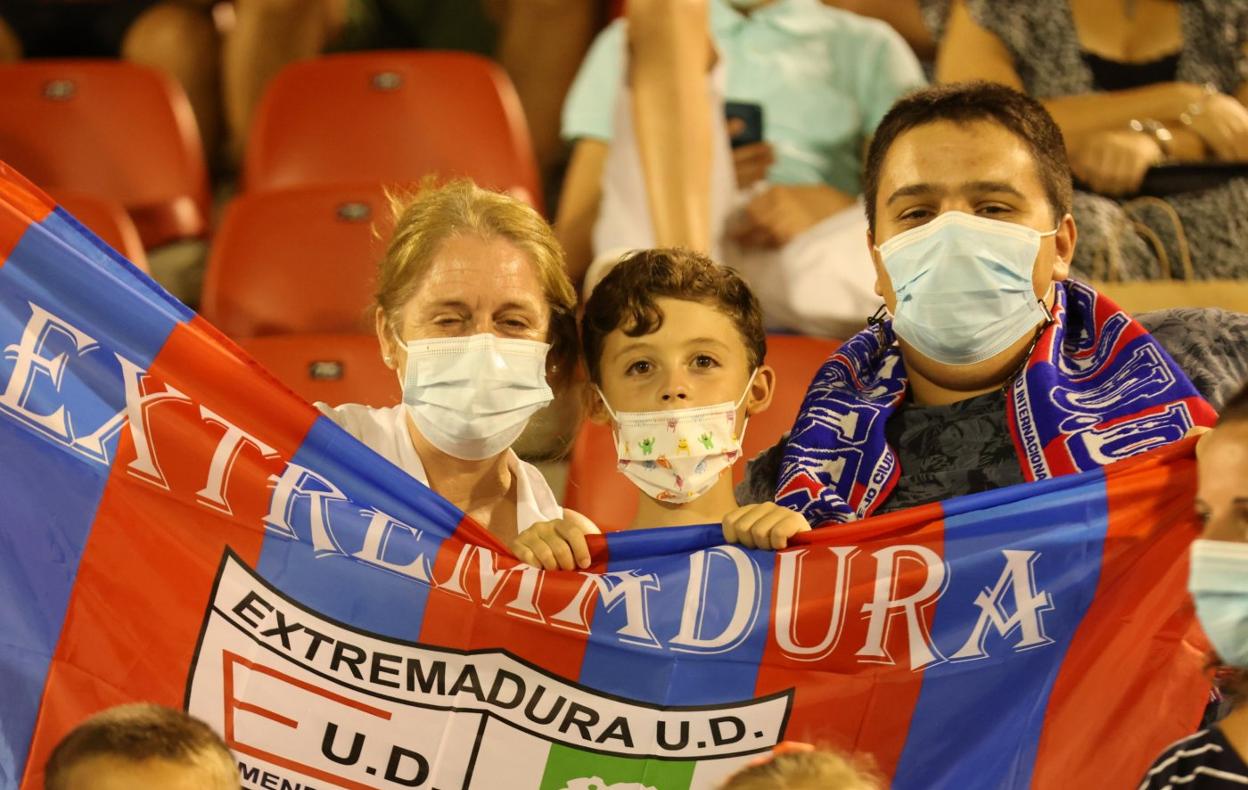 Aficionados del Extremadura durante un partido en el Francisco de la Hera. 