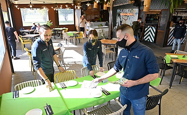 Armando preparando las mesas para el servicio del mediodía. 