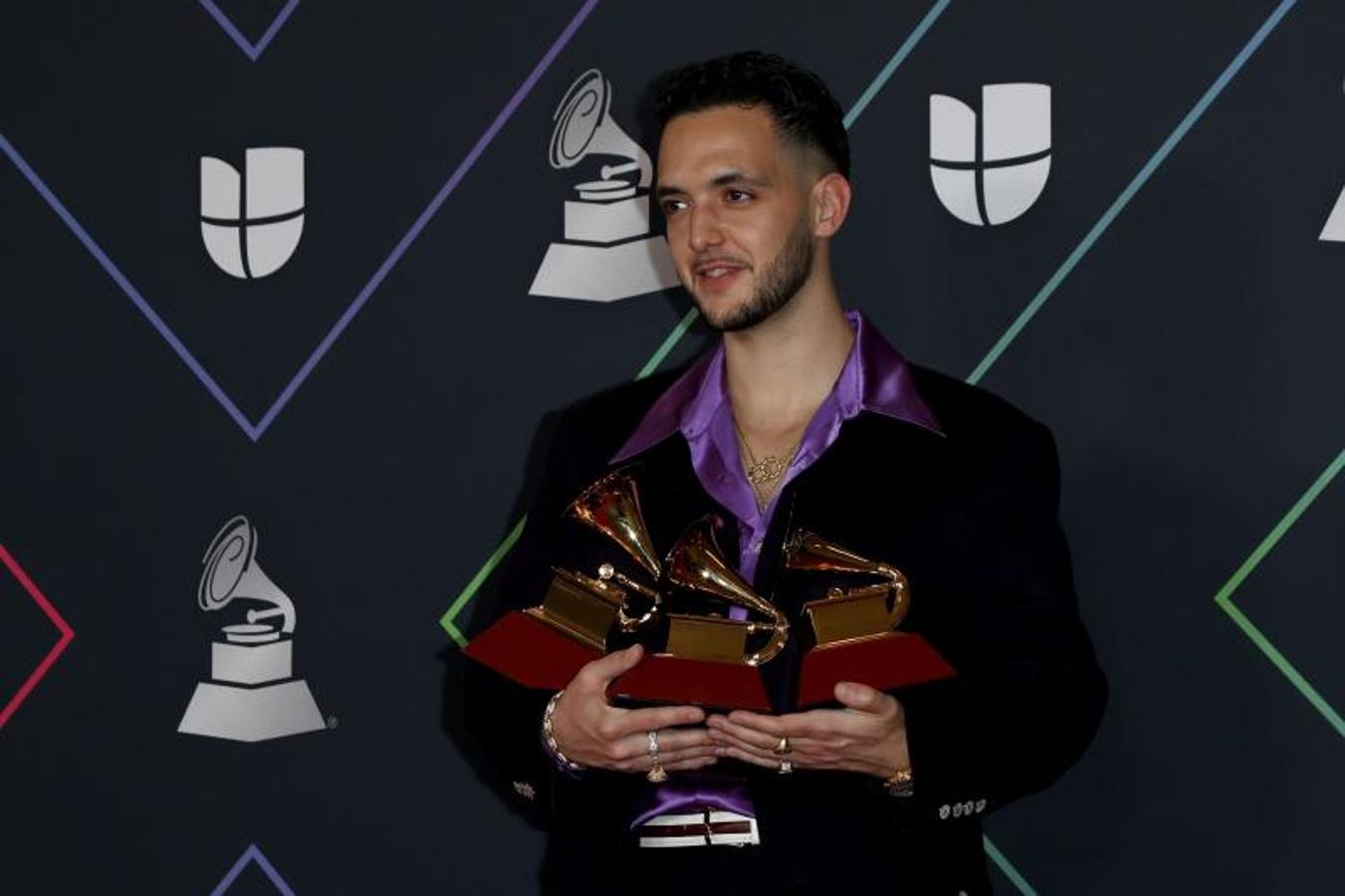 C. Tangana posa con los 3 Grammy.