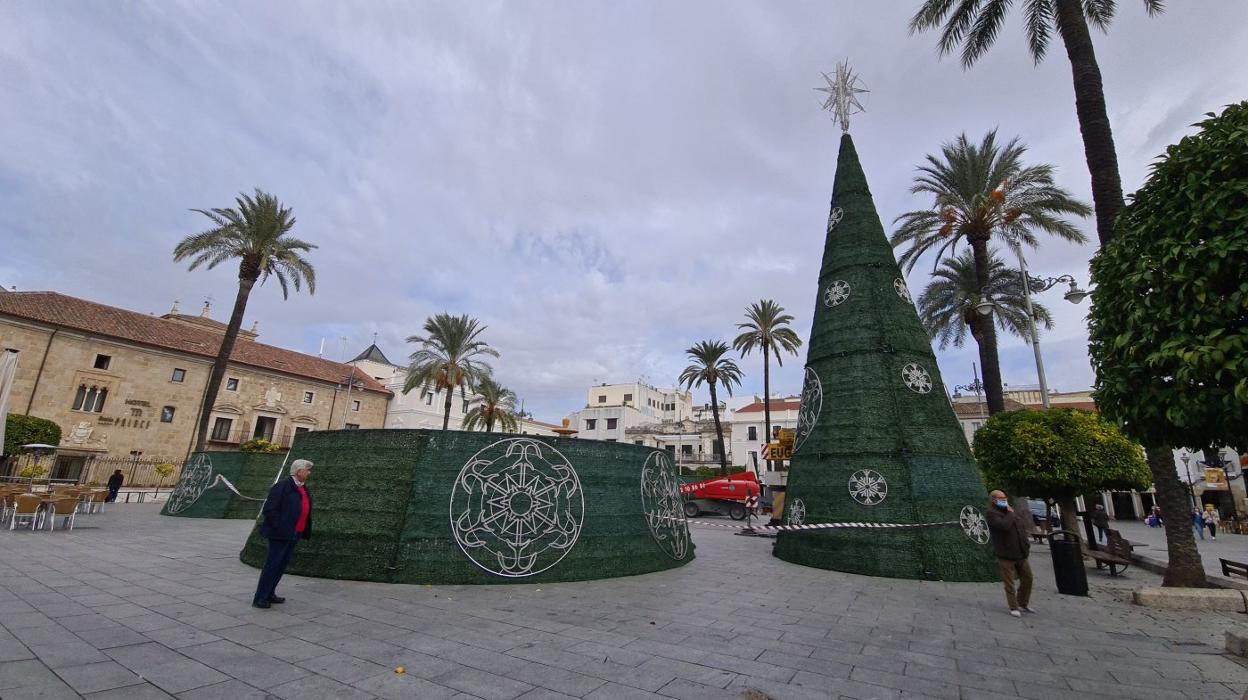 Estructura con forma de árbol en la plaza de España. 